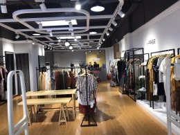 爱无季服装店